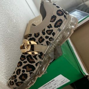 Lucky step women air cushioned leopard chain size 8
